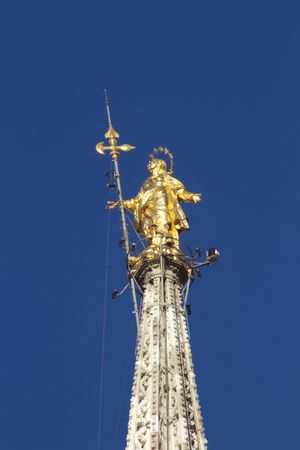 대성당 꼭대기에 있는 황금 마리아상