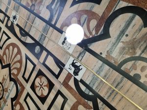 쌍둥이자리 기호에 가까워지는 태양 광선이 쌍둥이자리 계절의 첫날 정오에 가까워짐을 나타내는 자오선