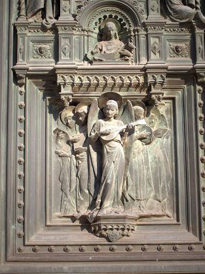 청동 문에 새겨진 천사들의 모습.