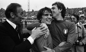 엔초 베아르초트 감독 (왼쪽)은 이탈리아 국가대표팀을 1982년 FIFA 월드컵 우승으로 이끌었다.