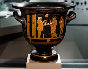 아풀리아 도자기는 기원전 380-370년에 밀라노 고고학 박물관에 전시되었다.