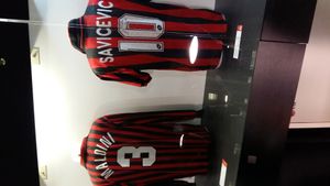 사비체비치의 등번호 10번 밀란 유니폼 (옆은 파올로 말디니의 등번호 3번 유니폼) 산 시로 박물관에 전시됨