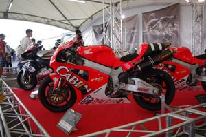 콜린 에드워즈와 발렌티노 로시의 머신 11번 캐빈-혼다 VTR1000SPW, 2001년 鈴鹿 8시간 내구 레이스 우승