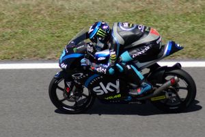 체스티노 비에티가 2019 카탈루냐 모토GP에서 로시 팀 소유의 바이크를 타고 있다