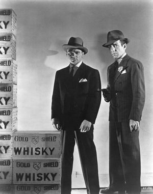 제임스 캐그니(James Cagney)와 험프리 보가트(Humphrey Bogart)가 출연한 영화 황금의 20년대(The Roaring Twenties)(1939)의 홍보 사진