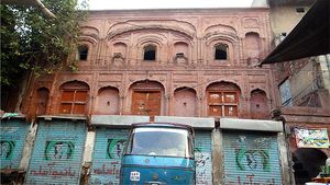 시크 제국의 창시자인 마하라자 란지트 싱의 출생지.