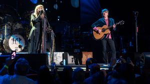 2018년, 플리트우드 맥에서 공연하는 핀과 스티비 닉스