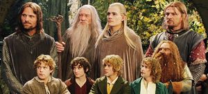 왼쪽부터 오른쪽으로: (윗줄) 아라곤, 간달프, 레골라스, 보로미르, (아랫줄) 샘, 프로도, 메리, 피핀, 김리