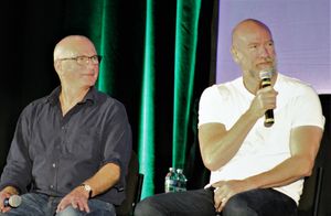 그레이엄 맥타비시(오른쪽)와 게리 루이스(왼쪽)가 2018년 8월 《아웃랜더》 컨벤션에서 패널 토론 중 질문에 답하고 있다.