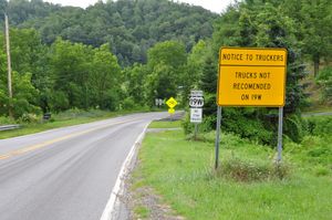 미국 내 트럭 운전사들에게 특정 도로 이용 금지를 알리는 표지판