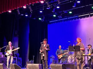 2022년 "미키 돌렌즈가 기리는 몽키스" 투어 공연 중인 돌렌즈