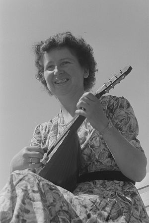 만돌린을 연주하는 여성 (1952년, 독일)