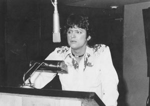 조니 로드리게스(Johnny Rodriguez)는 "Pass Me By"와 "Ridin' My Thumb to Mexico"와 같은 히트곡으로 1970년대에 명성을 얻었다.