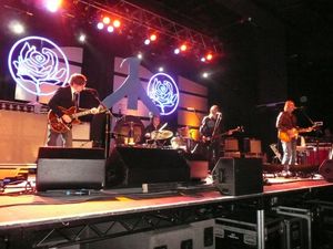 2008년 11월 라이브 공연 중인 애덤스와 더 카디널스