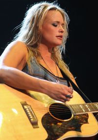 미란다 램버트(Miranda Lambert)가 2007년 7월 1일 텍사스주 댈러스(Dallas)에서 공연하는 모습