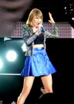 1989 월드 투어에서의 테일러(2015년)