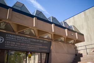 연방 예술 센터 입구. 이 센터는 샬럿타운 회의 100주년을 기념하기 위해 1964년에 개장했습니다.