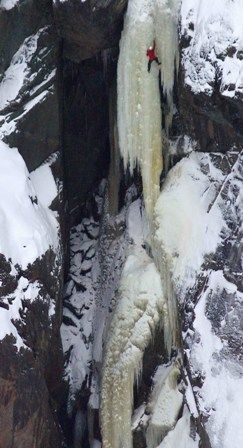 노르웨이 류칸의 유명한 립톤( WI7 )을 솔로 등반하는 등반가