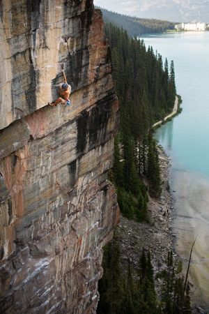 조나단 지그리스트가 루이스 호수에서 더 패스 5.14a R, 8b+ 등반