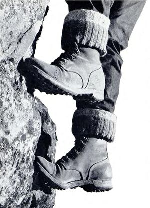 초기 등반가들은 두꺼운 바닥의 등산화를 사용했다