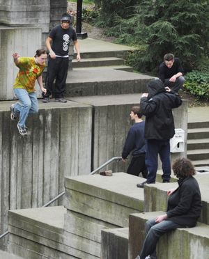시애틀의 프리웨이 공원에서 경험이 풍부한 전문가의 지도 아래 초보자가 도약을 하는 모습(2012년).