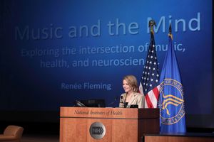 플레밍이 연단에 서서 연설하고 있다