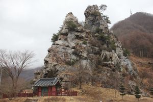 상동의 고두암(꼴두바위)은 조선 누층군 장산 규암층으로 구성된 바위이다.