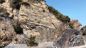 습곡과 단층 구조로 층리가 변화한다.