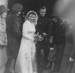1944년 결혼식 날 시나리오 작가 윌리엄 로즈와 그의 아내, 하객들의 사진.