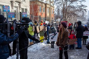 2021년 1월 몬트리올 러시아 영사관 앞에서 알렉세이 나발니 지지 집회를 보도하는 CBC 뉴스 기자와 카메라 크루