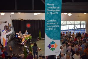 Information Morning(CBHA-FM의 아침 프로그램) 특별 기념 방송에 참석한 청중들