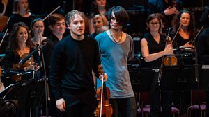 2019년 런던 BBC 프롬스에서 그린우드의 작품 "Horror Vacui" 공연 후 박수 갈채를 받는 모습