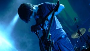 그린우드가 활을 사용하여 기타를 연주하는 모습