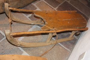 전통적인 자작나무 터보건. 북유럽의 나무꾼들이 사용하던 철 러너가 달려 있다.