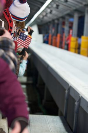 휘슬러 슬라이딩 센터에서 쿠마리타슈빌리가 추락한 지점을 내려다보는 관중들.