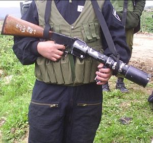 이스라엘 국경경비대원이 37mm 진압용 총인 페더럴 M201-Z를 들고 있다