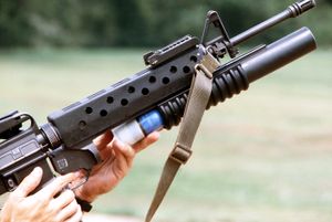 M16A1 소총에 장착된 M203 40mm 유탄발사기에 실탄을 장전하는 모습.