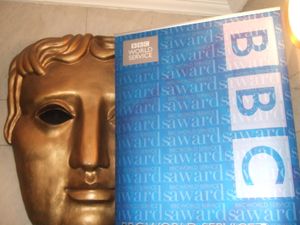 BAFTA (영국 영화 텔레비전 예술 아카데미) 마스크와 BBC 로고. BBC는 BAFTA의 영화 및 텔레비전 시상식을 방송한다.