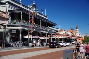 세일 앤드 앵커 호텔과 프리맨틀 마켓이 있는 카푸치노 스트립