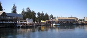 현지인과 관광객들은 해산물을 즐기기 위해 프리맨틀 어항(Fremantle Fishing Boat Harbour)을 찾는다.