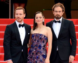 2015년 칸 영화제에서 맥베스 시사회에 참석한 패스벤더, 마리옹 꼬띠아르, 저스틴 커젤