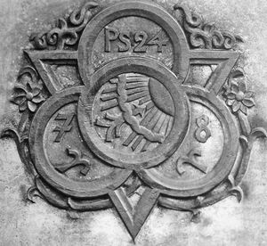 구터슬로에 있는 카를 베르텔스만의 묘비에 새겨진 C. 베르텔스만 페어락의 원래 로고