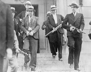 켈리는 셸비 카운티 교도소에서 멤피스 공항을 거쳐 오클라호마시티로 찰스 F. 어셸 납치 사건 재판을 위해 이동하는 모습. 1933년 10월 2일