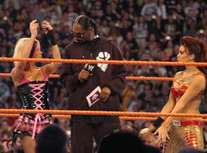 올랜도의 시트러스 볼에서 열린 레슬매니아 XXIV에서 애슐리 마사로와 태그팀 파트너 마리아와 함께한 스눕 독, 2008년 3월 30일