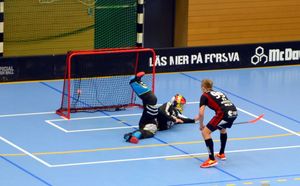 플로어볼 골키퍼가 상대팀 선수의 슛을 막지 못하는 모습