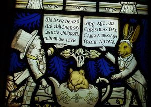 체셔주 다레스버리의 올 세인츠 교회에 있는 루이스 캐럴 추모 창문 (광대, 졸린 쥐, 3월의 토끼 묘사)