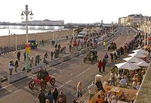 경쟁이 없는 투어링 어셈블리인 런던-브라이턴 베테랑 카 런(London to Brighton Veteran Car Run)