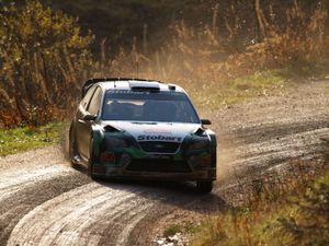 야리-마티 라트발라(Jari-Matti Latvala)가 2007 웨일스 랠리 GB(Wales Rally GB)의 진흙투성이 자갈길에서