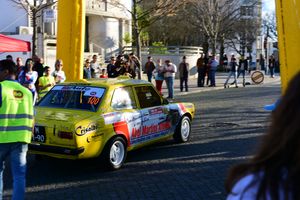 스페셜 스테이지 출발선. 출발선 구역의 끝은 표지판으로 표시됨