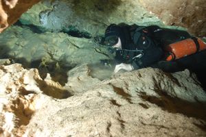 비교적 좁은 공간에서 사이드마운트 장비를 착용한 다이버